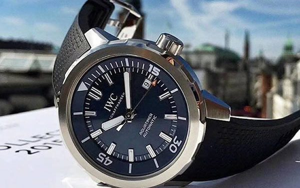 万国手表机芯脏怎么办？（清理机芯的方法）